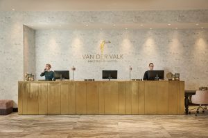 Logo contourfrezen van der Valk - gold brush - plaatmaterialen frezen - aluminium composiet plaat - composiet panelen - Dibond - planobond