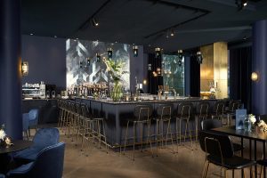 Prachtige antieklook spiegelwand gemaakt voor Van Der Valk Amsterdam-Amstel! Productie geheel verzorgd door Plano Plastics Group. Spiegel Dibond wandpanelen - spiegel Planobond wandpanelen op maat met opdruk - aluminium composiet plaat - aluminium composiet panelen - planobond -gevelplaten - gevelpanelen - interieur aankleding -wandpanelen - composiet wandpanelen - Aluminium composiet gevelplaten