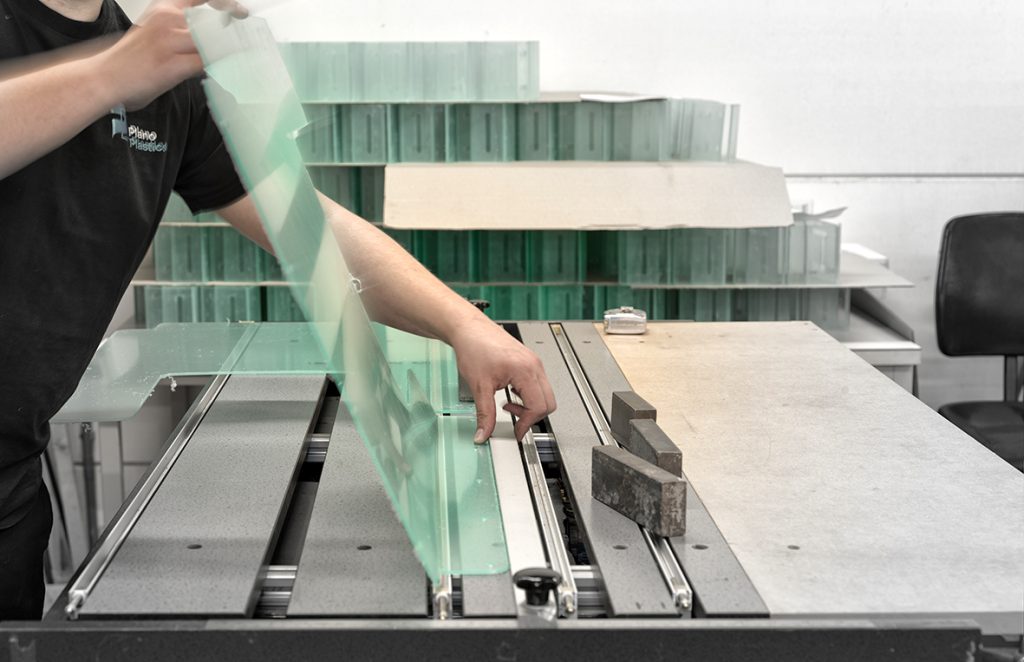 Buigen kunststofplaten -buigen plexiglas -opmaat kunststof platen -bewerken plaatmaterialen