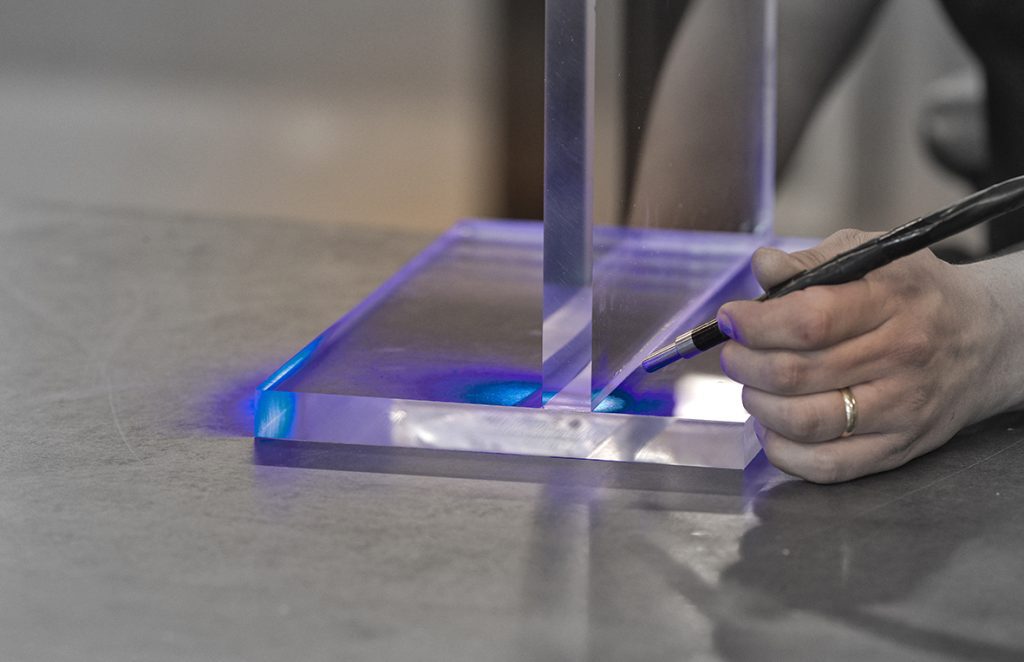Plexiglas assembleren- verlijmen - UV verlijmen - acrylaat op maat