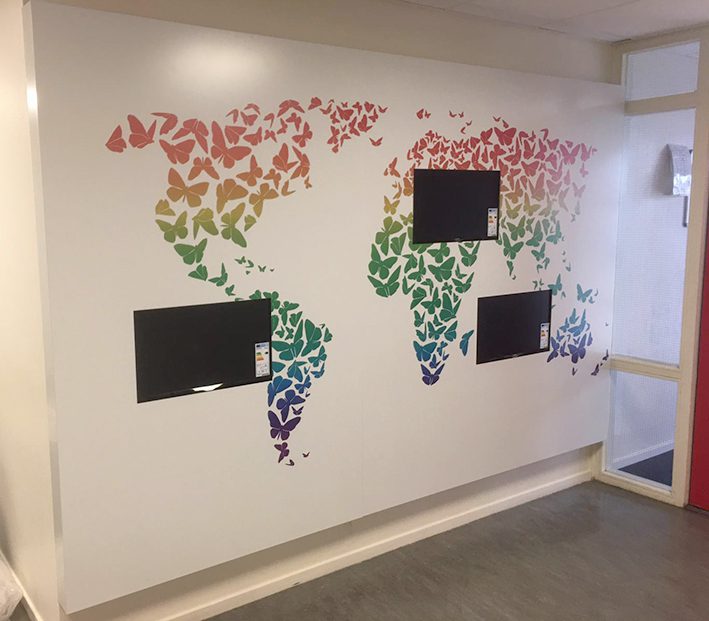 Wandpaneel met schermuitsparingen - dibondpaneel wandbekleding met print - op maat - aluminium composiet plaat - composiet panelen - planobond -gevelplaten - gevelpanelen - duurzame gevelbekleding