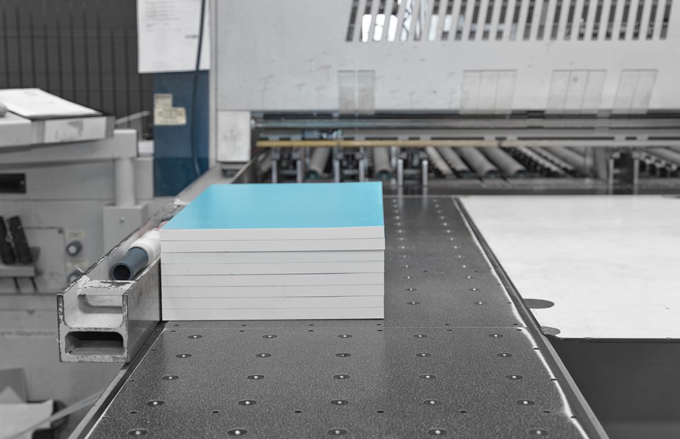 Zagen - kunststofplaten zagen - kunststof bewerkingen - automatisch robotmagazijn