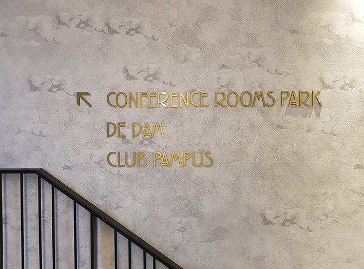 bewegwijzering - letters contour frezen bewegwijzering gold brushed - signing - aluminium composiet plaat - composiet panelen - planobond -gevelplaten - gevelpanelen - duurzame gevelbekleding