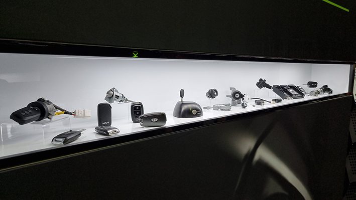 Planobond butlerfinish aluminium sandwich paneel - sandwichpaneel - aluminium paneel - Aluminium -composiet gevelplaten -Aluminium composiet gevelbekleding - Aluminium composiet gevelpanelen - Dibond-Aluminium composiet platen Vitrine met displays op maat