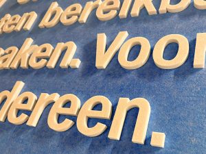 Logobord pet vilt- AcoFelt -gerecyclede pet materialen- 3d effect vilt wanddecoratie- POS -Gerecycled PET-vilt AcoFelt -Akoestisch vilt-Duurzaam interieurmateriaal-Geluidsabsorberend vilt-Circulaire materialen-Akoestische panelen van gerecycled materiaal-Eco-vriendelijk vilt-PET-vilt design Geluidsdempende materialen-Petvilt -gerecyclde pet materialen -vetvilt nederlandse productie - low carbon footprint-nederlandse productie materialen _ retail - letters contour - 3D