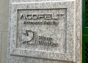 Logobord pet vilt- AcoFelt -gerecyclede pet materialen- 3d effect vilt wanddecoratie-Gerecycled PET-vilt AcoFelt -Akoestisch vilt-Duurzaam interieurmateriaal-Geluidsabsorberend vilt-Circulaire materialen-Akoestische panelen van gerecycled materiaal-Eco-vriendelijk vilt-PET-vilt design Geluidsdempende materialen-Petvilt -gerecyclde pet materialen -vetvilt nederlandse productie - low carbon footprint-nederlandse productie