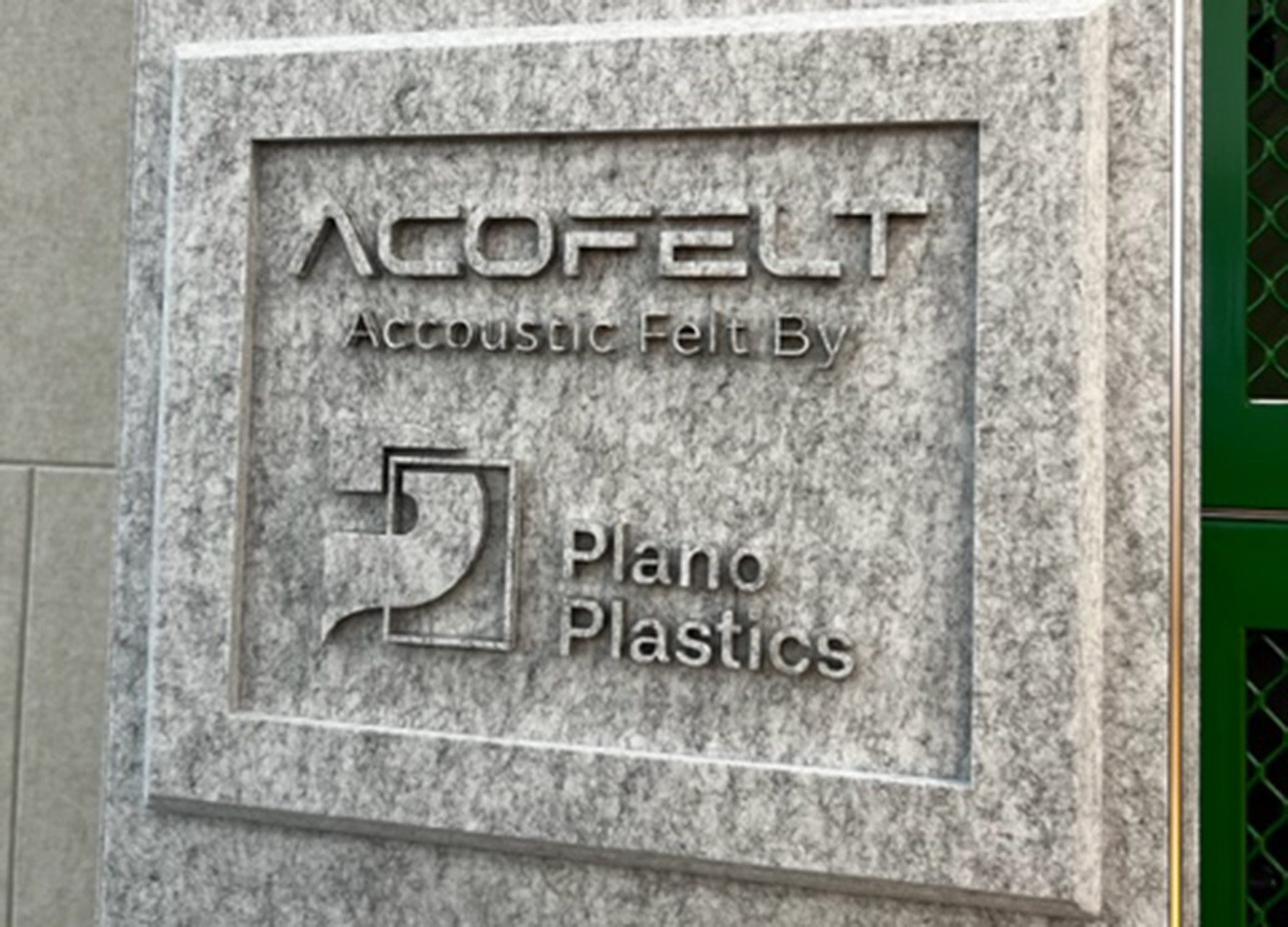 Logobord pet vilt- AcoFelt -gerecyclede pet materialen- 3d effect vilt wanddecoratie-Gerecycled PET-vilt AcoFelt -Akoestisch vilt-Duurzaam interieurmateriaal-Geluidsabsorberend vilt-Circulaire materialen-Akoestische panelen van gerecycled materiaal-Eco-vriendelijk vilt-PET-vilt design Geluidsdempende materialen-Petvilt -gerecyclde pet materialen -vetvilt nederlandse productie - low carbon footprint-nederlandse productie