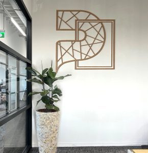 Gerecycled Pet vilt- akoestische pet materialen -brandklasse B2-d0 creatieve wanddecoratie-pet -Gerecycled PET-vilt AcoFelt -Akoestisch vilt-Duurzaam interieurmateriaal-Geluidsabsorberend vilt-Circulaire materialen-Akoestische panelen van gerecycled materiaal-Eco-vriendelijk vilt-PET-vilt design Geluidsdempende materialen-Petvilt -gerecyclde pet materialen -vetvilt nederlandse productie - low carbon footprint-nederlandse productie materialen- geometrisch logo - contoursnijden