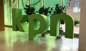 Gerecycled PET-vilt AcoFelt -Akoestisch vilt-Duurzaam interieurmateriaal-Geluidsabsorberend vilt-Circulaire materialen-Akoestische panelen van gerecycled materiaal-Eco-vriendelijk vilt-PET-vilt design Geluidsdempende materialen-Petvilt -gerecyclde pet materialen -vetvilt nederlandse productie - low carbon footprint-nederlandse productie wanddecoratie - interieurdesign-kan logo lifesize-op maat gemaakt