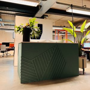 Balie bekleed met vilt met patroon-gerecycled pet materialen akoestisch vilt-Gerecycled PET-vilt AcoFelt -Akoestisch vilt-Duurzaam interieurmateriaal-Geluidsabsorberend vilt-Circulaire materialen-Akoestische panelen van gerecycled materiaal-Eco-vriendelijk vilt-PET-vilt design Geluidsdempende materialen-Petvilt -gerecyclde pet materialen -vetvilt nederlandse productie - low carbon footprint-nederlandse productie