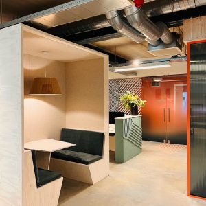 Kantoor design treinzit met vilt-lamp met vilt bekleed-gerecycled pet materialen akoestisch vilt-Gerecycled PET-vilt AcoFelt -Akoestisch vilt-Duurzaam interieurmateriaal-Geluidsabsorberend vilt-Circulaire materialen-Akoestische panelen van gerecycled materiaal-Eco-vriendelijk vilt-PET-vilt design Geluidsdempende materialen-Petvilt -gerecyclde pet materialen -vetvilt nederlandse productie - low carbon footprint-nederlandse productie