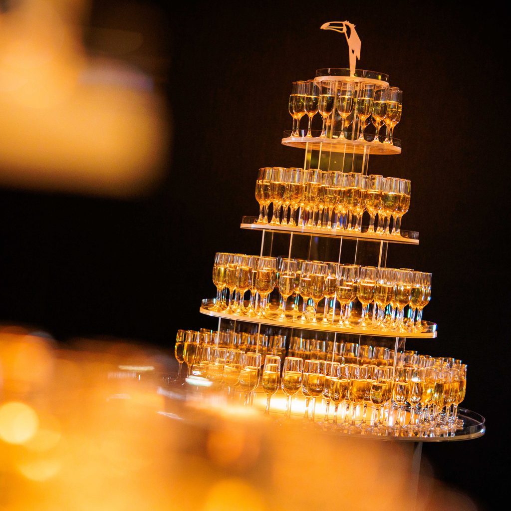 champagnetoren van der Valk-plexiglas en dibond demontabel verrijdbaar