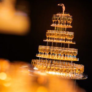 champagnetoren van der Valk-plexiglas en dibond demontabel verrijdbaar