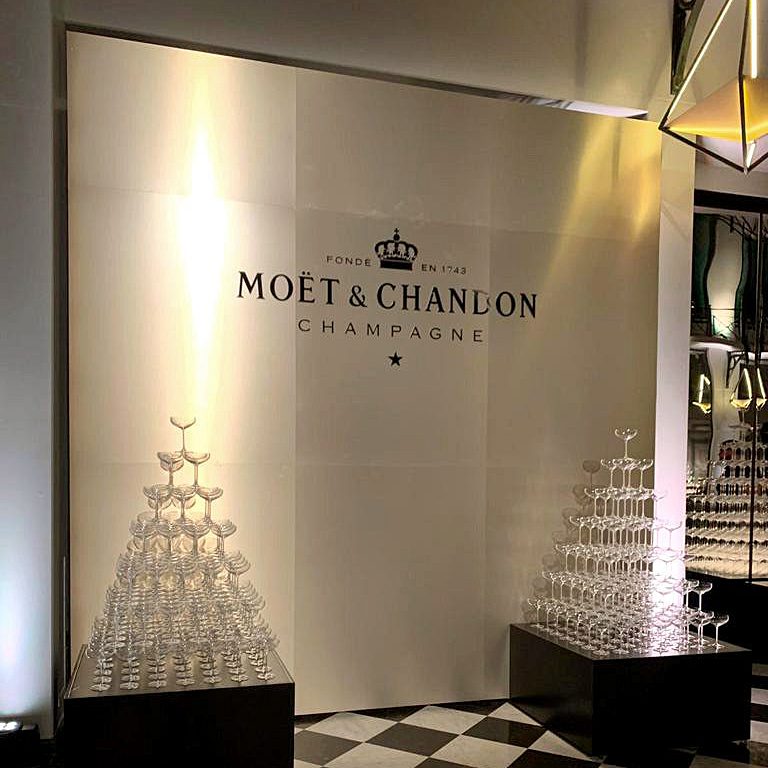 Gouden wand champagne logo - dibond gold brush - groothandell plaatmaterialen op maat - bewerkingen - aluminium composiet paneel- aluminium composiet plaat